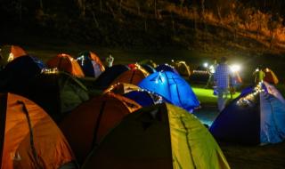 躺在星空下的草地上 躺在星空下的草地上